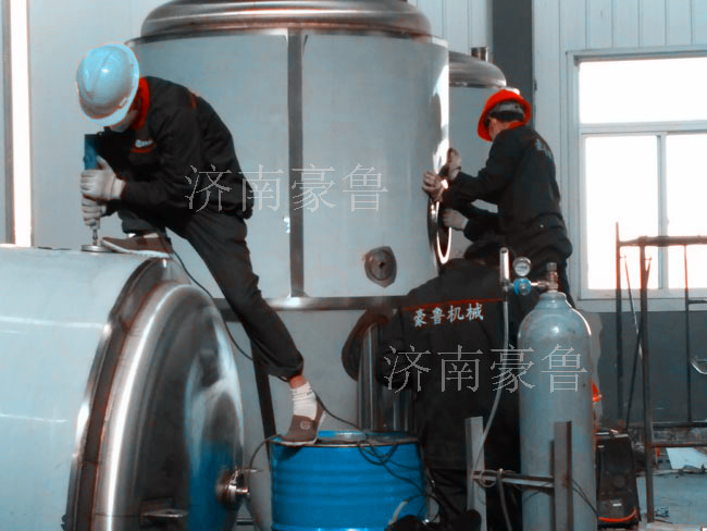 工人正在焊接精釀啤酒設(shè)備 工人正在焊接精釀啤酒設(shè)備