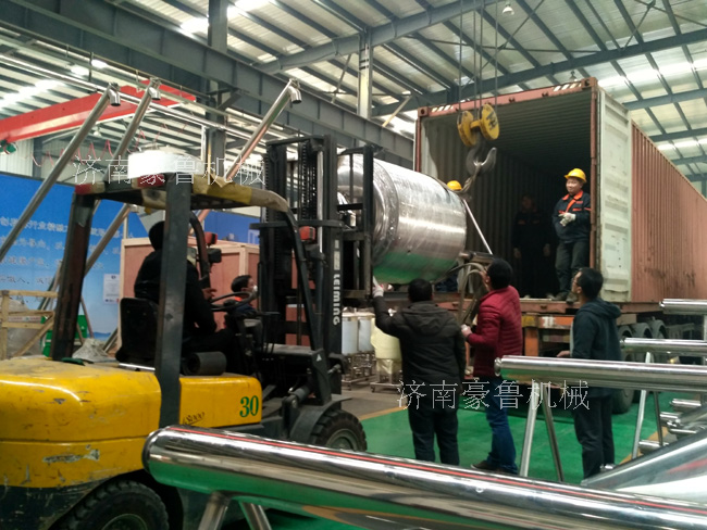 認(rèn)真負(fù)責(zé)的搬運啤酒設(shè)備 認(rèn)真負(fù)責(zé)的搬運啤酒設(shè)備