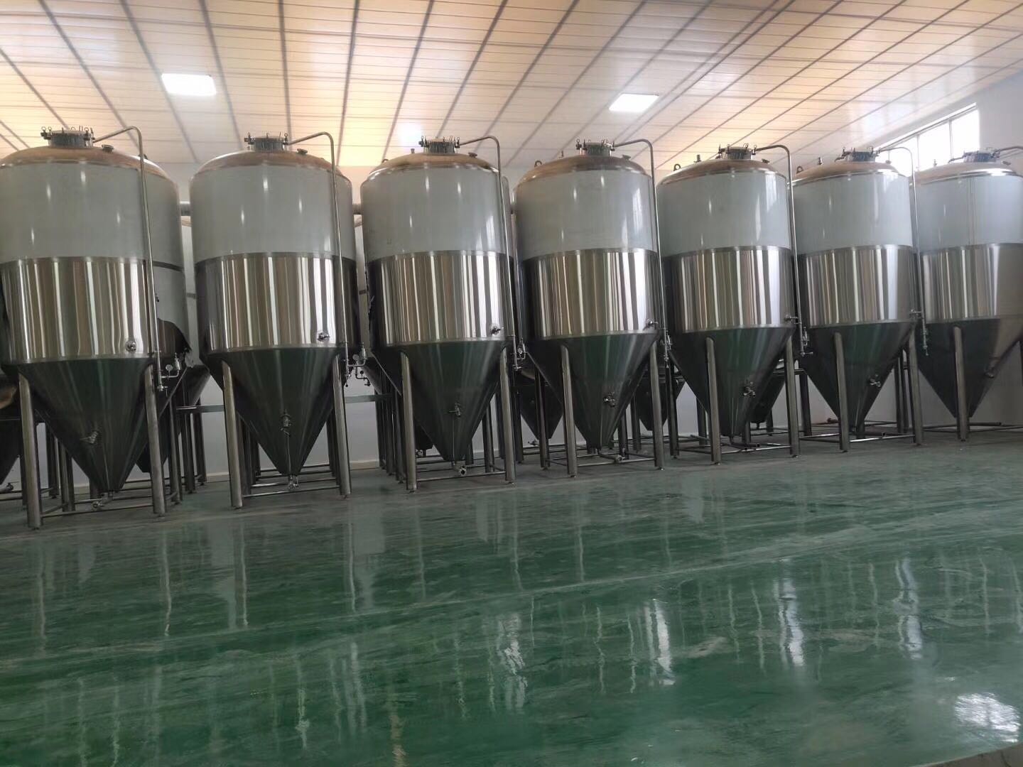 大型啤酒發(fā)酵罐 大型啤酒發(fā)酵罐