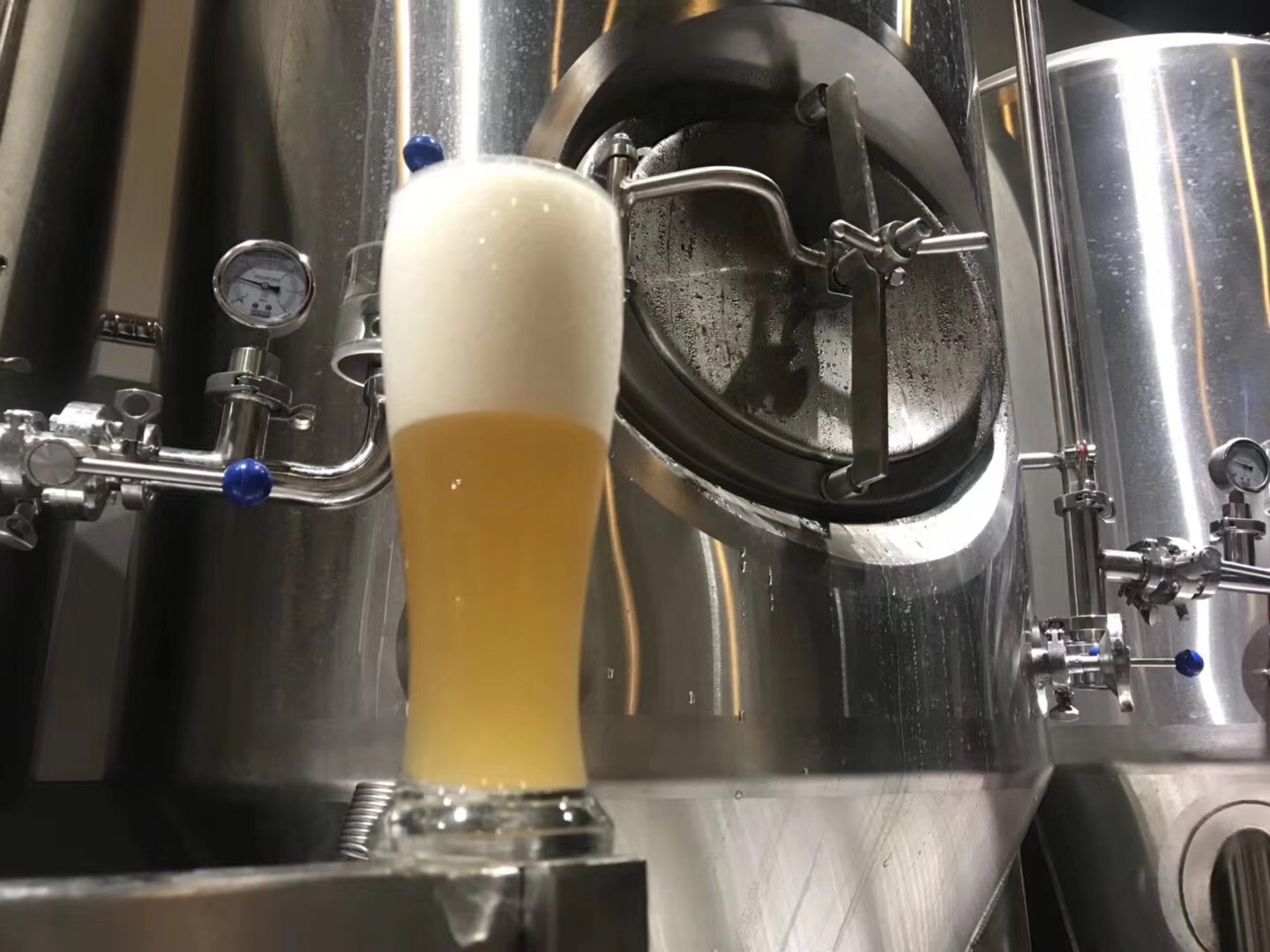 小型自釀啤酒設(shè)備 小型自釀啤酒設(shè)備