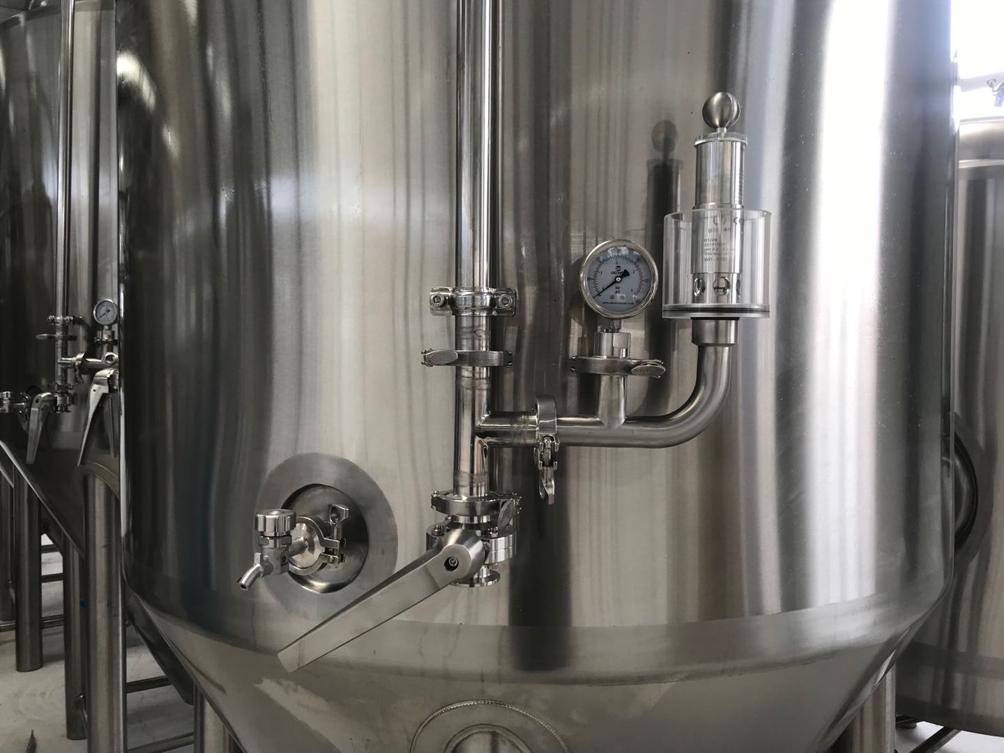 自釀鮮啤酒發(fā)酵設(shè)備 自釀鮮啤酒發(fā)酵設(shè)備